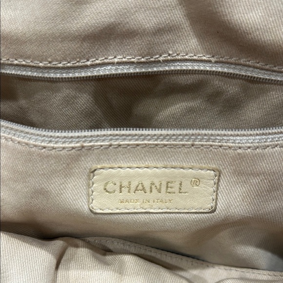 CHANEL Tan Quilted Tote Bag with Luxurious Design - Picture 5 of 8